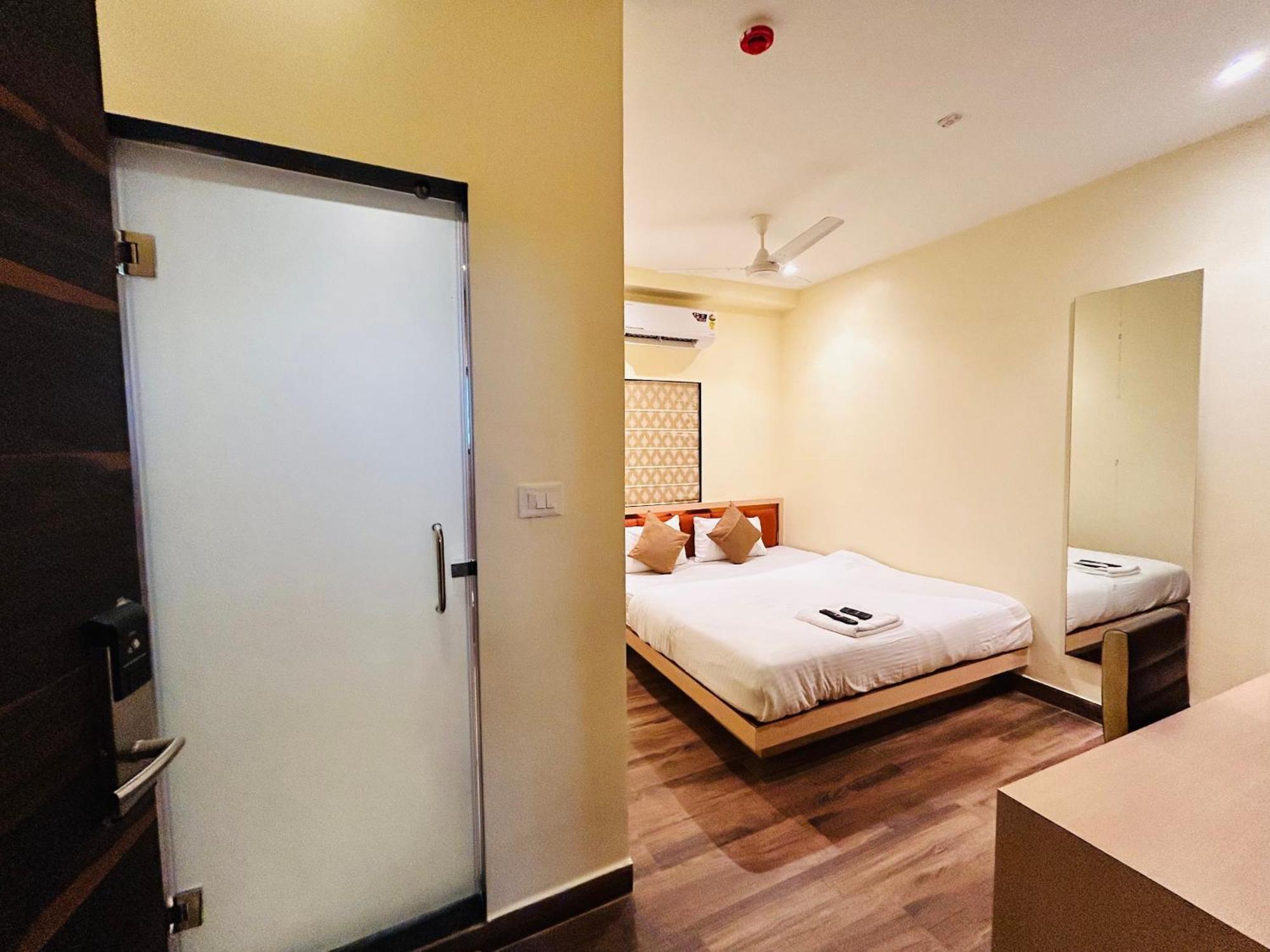 Golden Square - Kolkata Airport Hotel Екстериор снимка