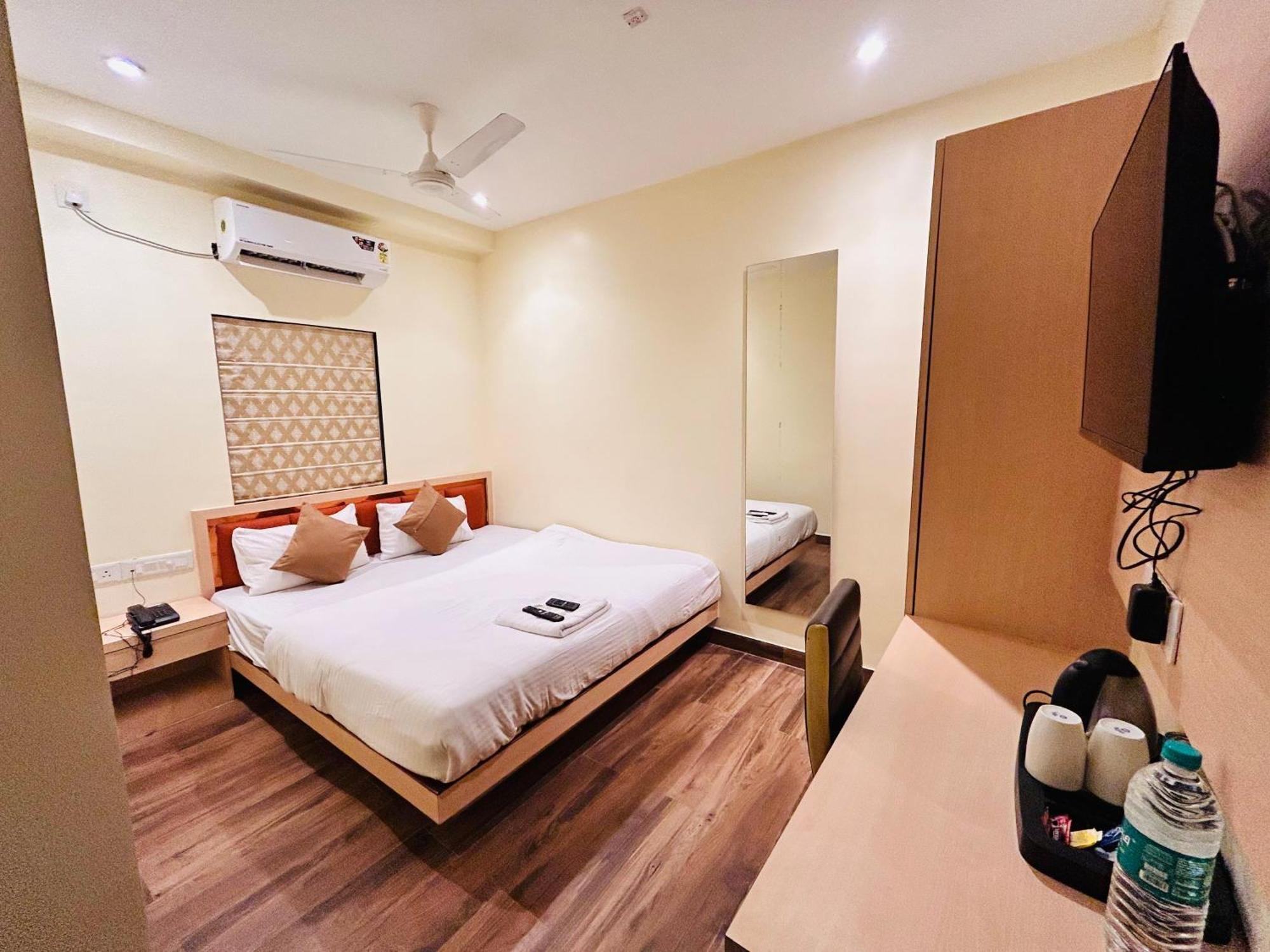 Golden Square - Kolkata Airport Hotel Екстериор снимка